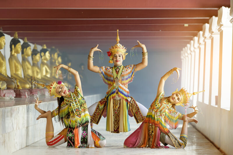 Thai dancers in traditional dress